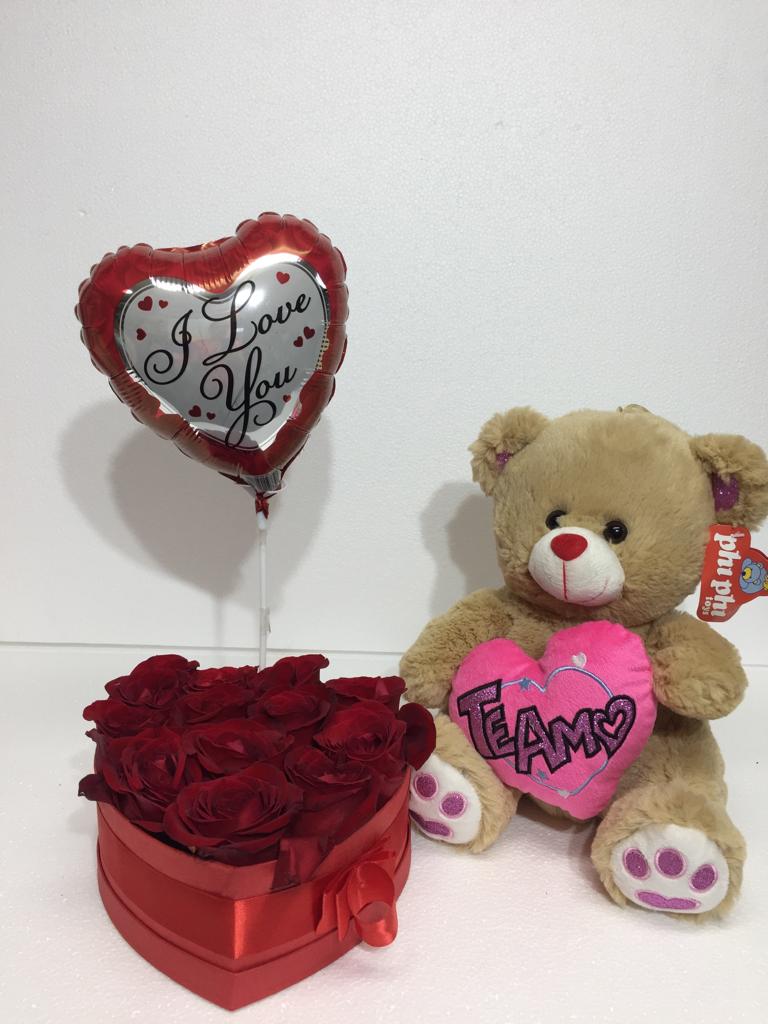 Caja corazn con 12 Rosas, Peluche de 26 cm y Globito